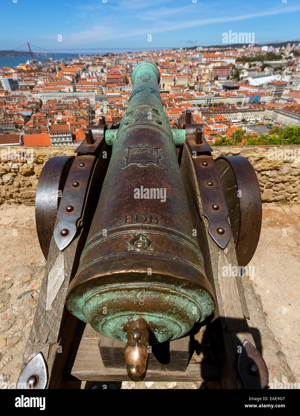 Canon médiéval, vue de Castelo de São Jorge Castle sur le centre-ville historique de Lisbonne, centre historique, Lisbonne Banque D'Images
