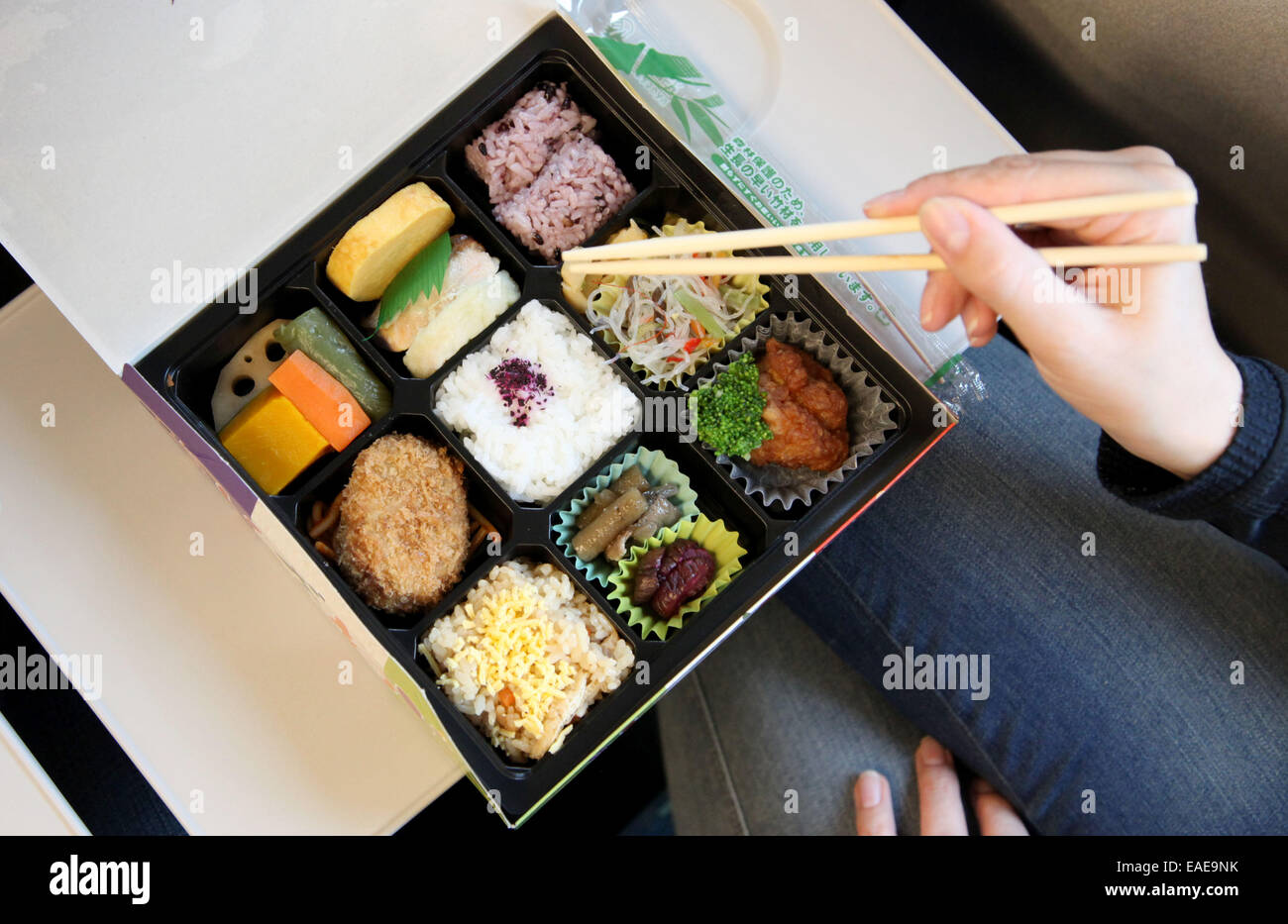 Une boîte bento (forme posologique) avec de la nourriture en photo à Kyoto, le 5 octobre 2014. Photo : Friso Gentsch/dpa Banque D'Images