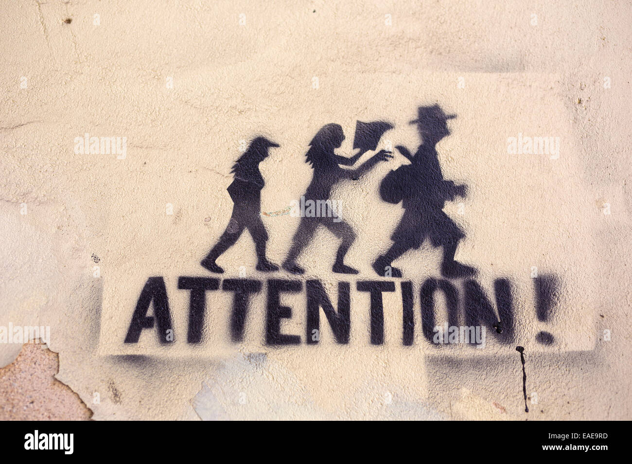Graffiti sur un mur "Attention !" comme un avertissement contre la tire à Lisbonne, centre historique, Lisbonne, Lisbonne, Portugal District Banque D'Images
