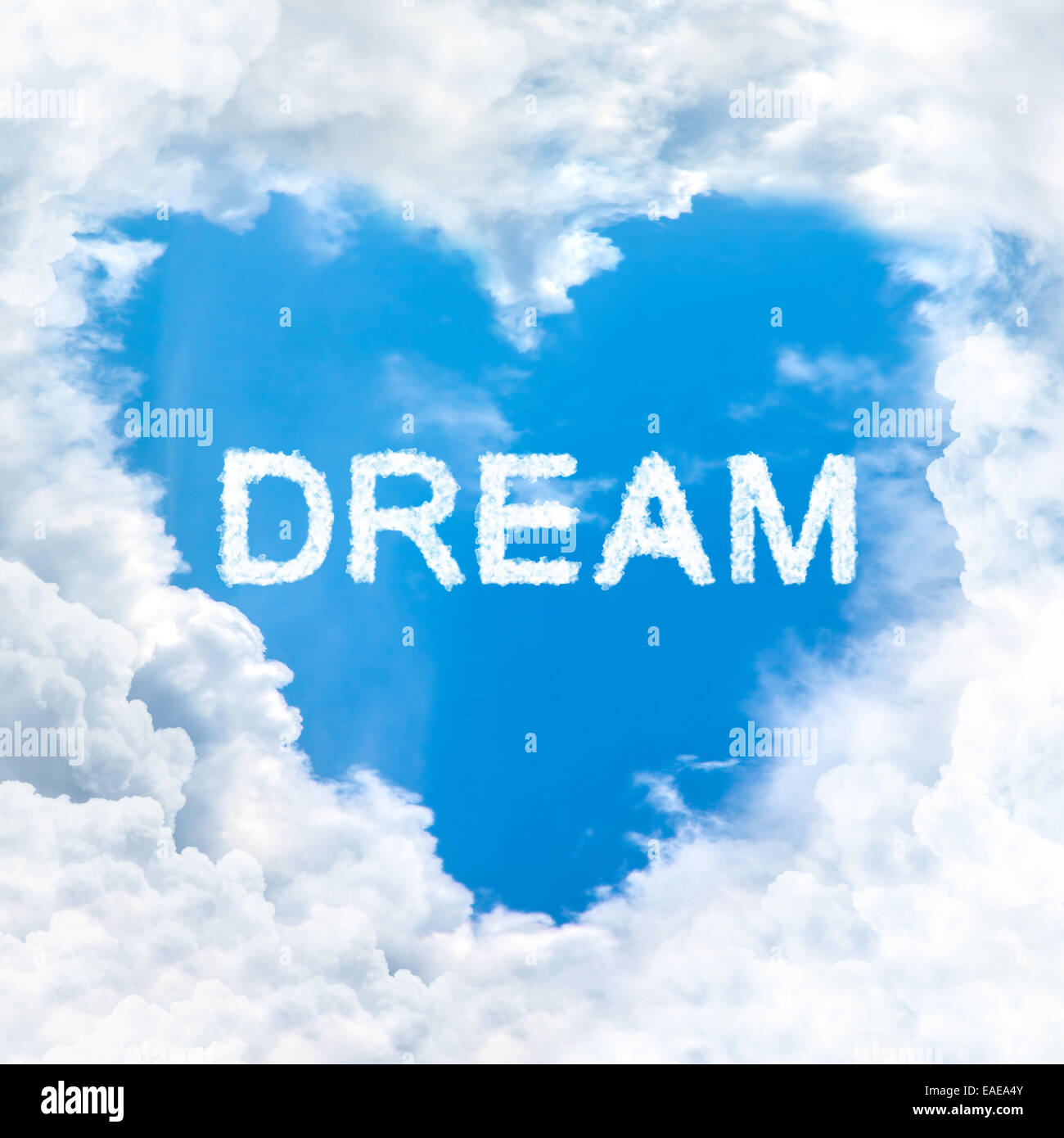 Mot de rêve sur ciel bleu à l'intérieur coeur forme des nuages Banque D'Images