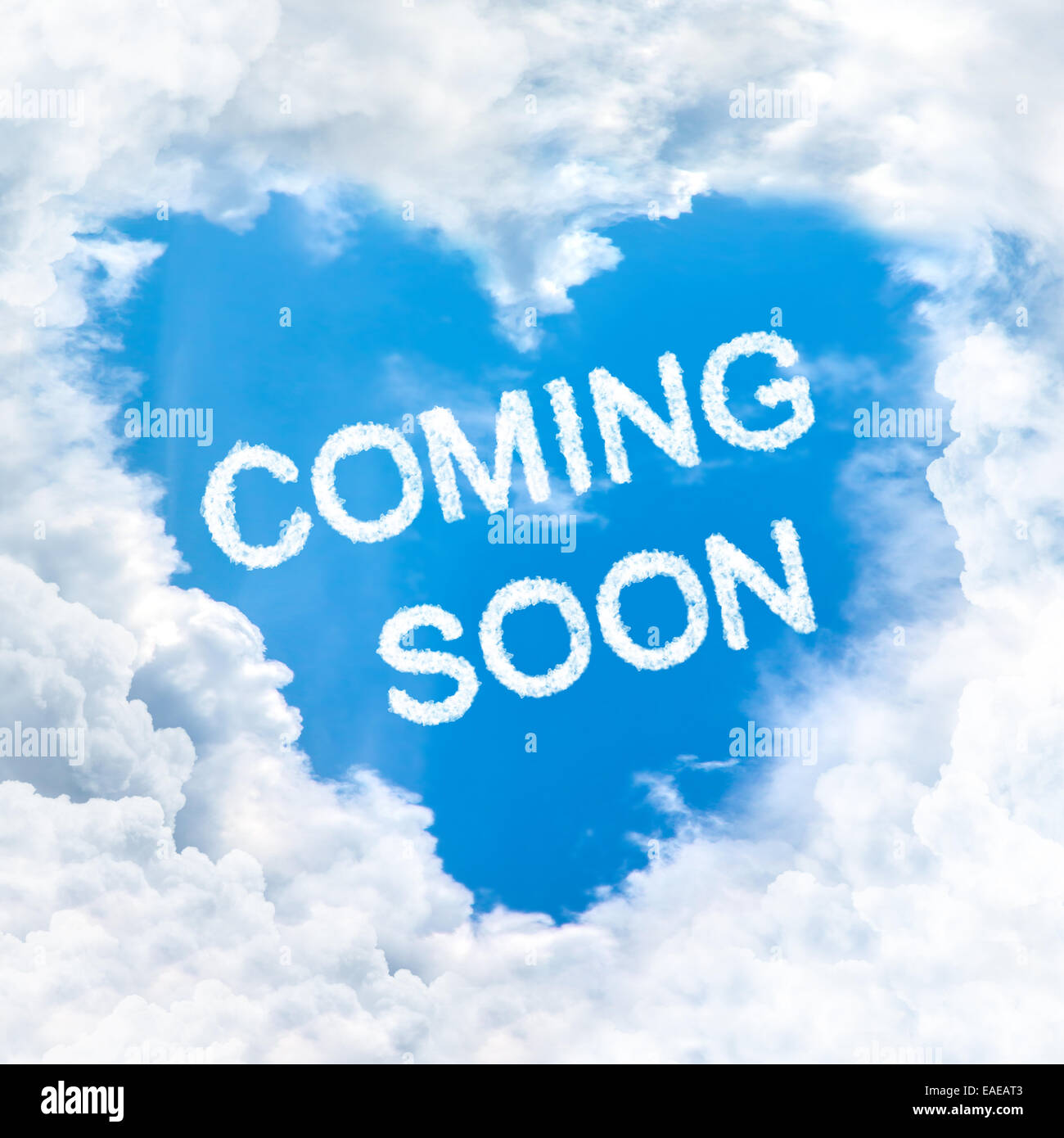 À venir bientôt mot sur ciel bleu à l'intérieur de l'amour coeur forme des nuages Banque D'Images À venir bientôt mot sur ciel bleu à l'intérieur de l'amour coeur forme des nuages Banque D'Images