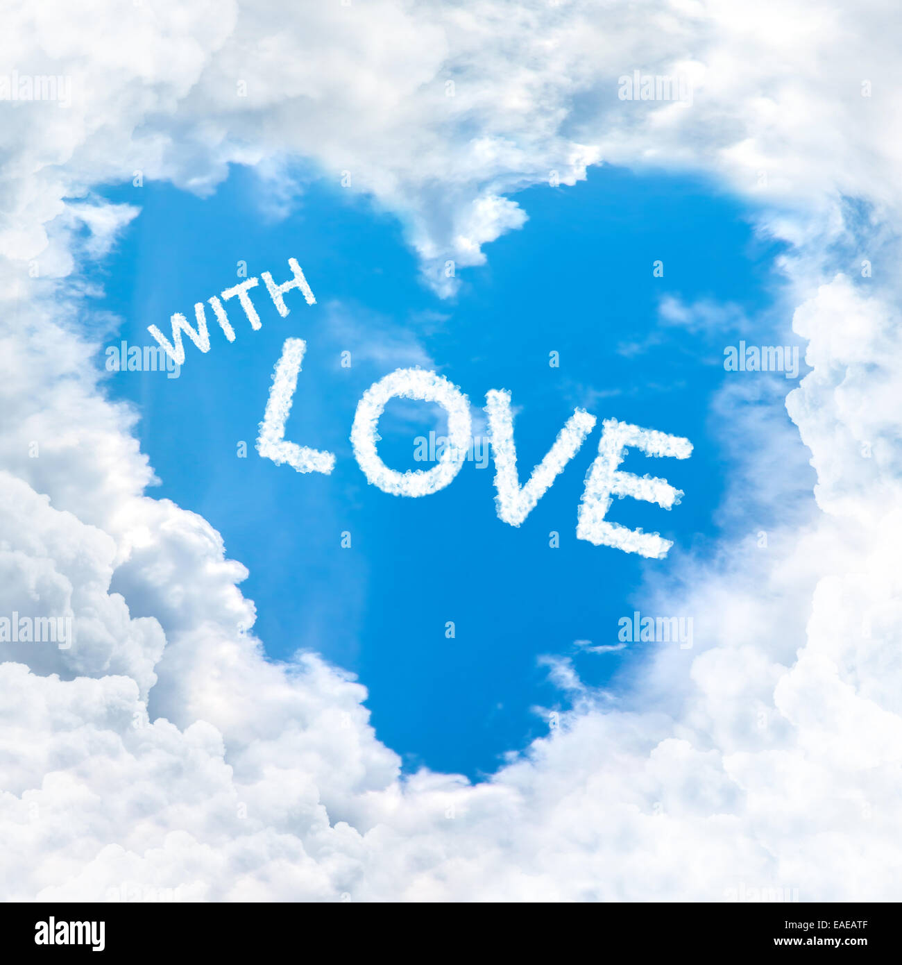 Avec l'amour mot nature sur ciel bleu à l'intérieur coeur forme des nuages Banque D'Images