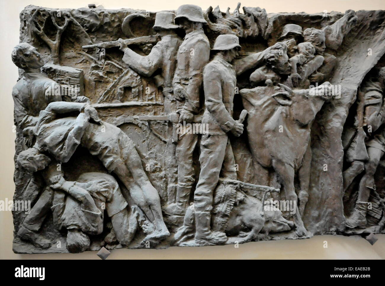 Illustration d'une exécution de partisans italiens par les soldats allemands pendant la Seconde Guerre mondiale sur un bronze plastica, installé dans l'hôtel de ville de la ville ligurienne de Sestri Levante (Italie). Banque D'Images