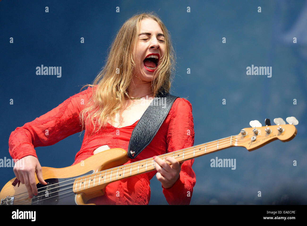 BARCELONA - 30 MAI : Este Haim, bassiste de Haim band, performance par Heineken Primavera Sound Festival 2014 (PS14). Banque D'Images