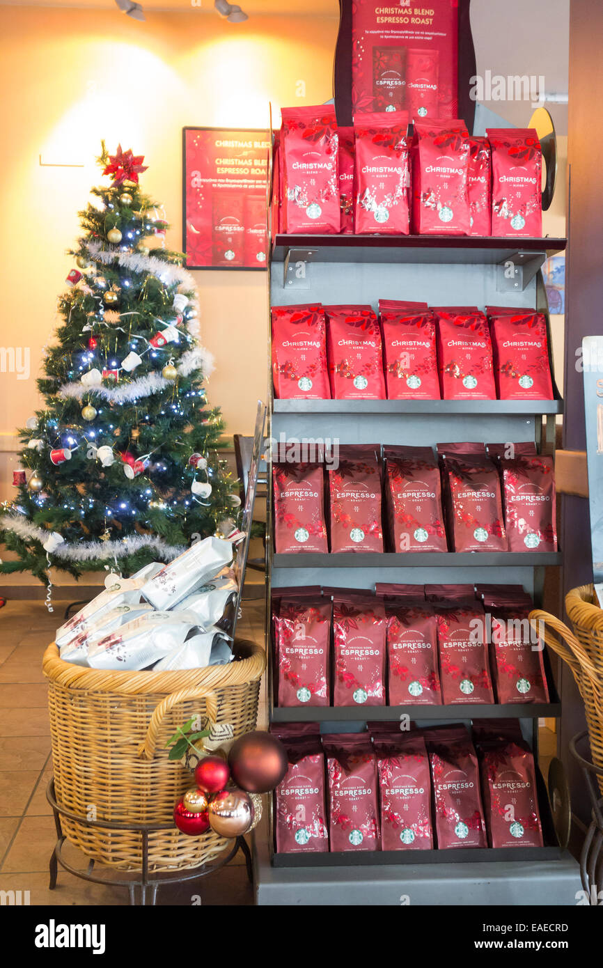Paphos, Chypre - 06 Décembre, 2013 Boutique de Noël avec Starbucks café mélange spécial packs et l'arbre de Noël. Adobe RVB. Banque D'Images
