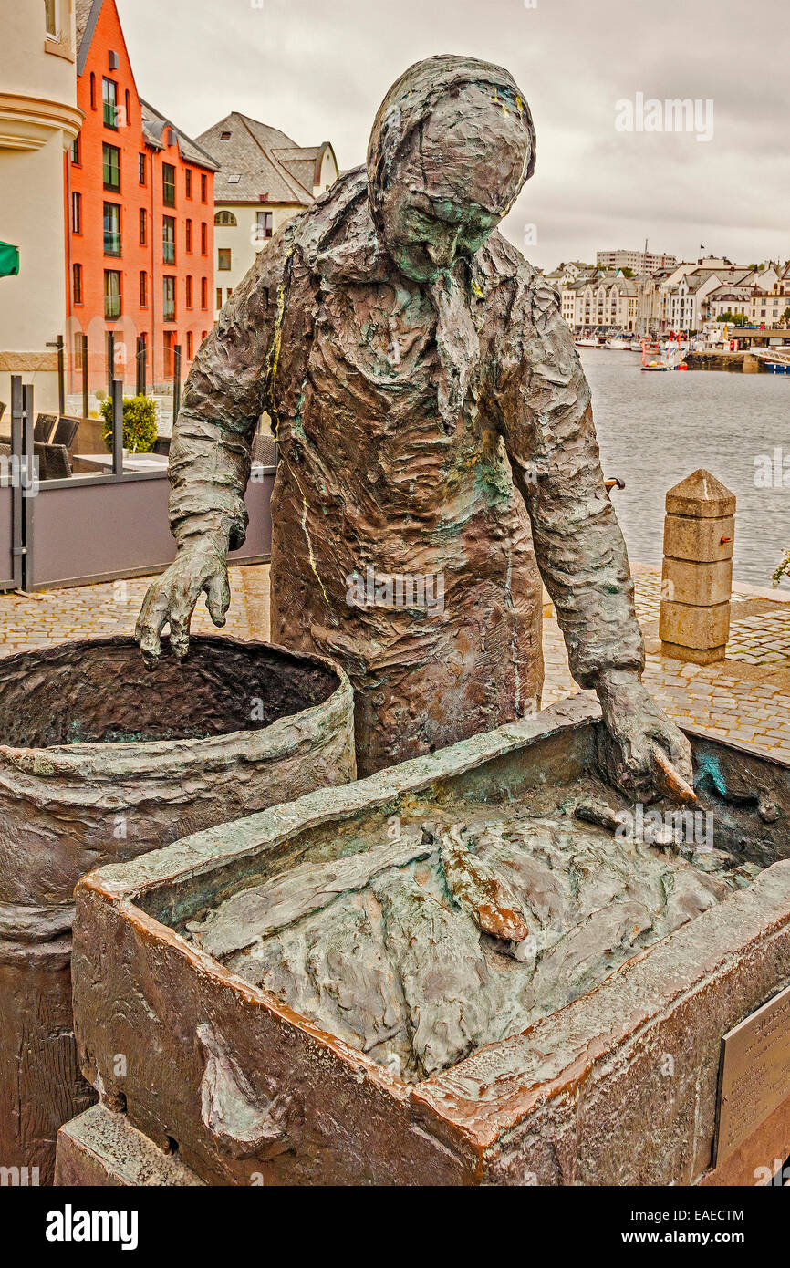 Statue de Femme Tri du poisson Alesund en Norvège Banque D'Images