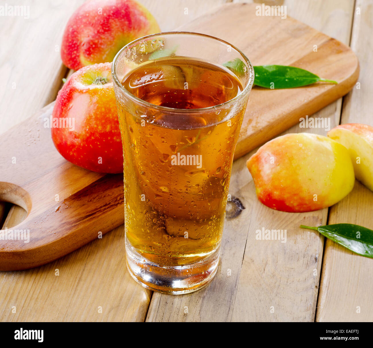 Le jus de pomme et les pommes sur la table en bois. Selective focus Banque D'Images