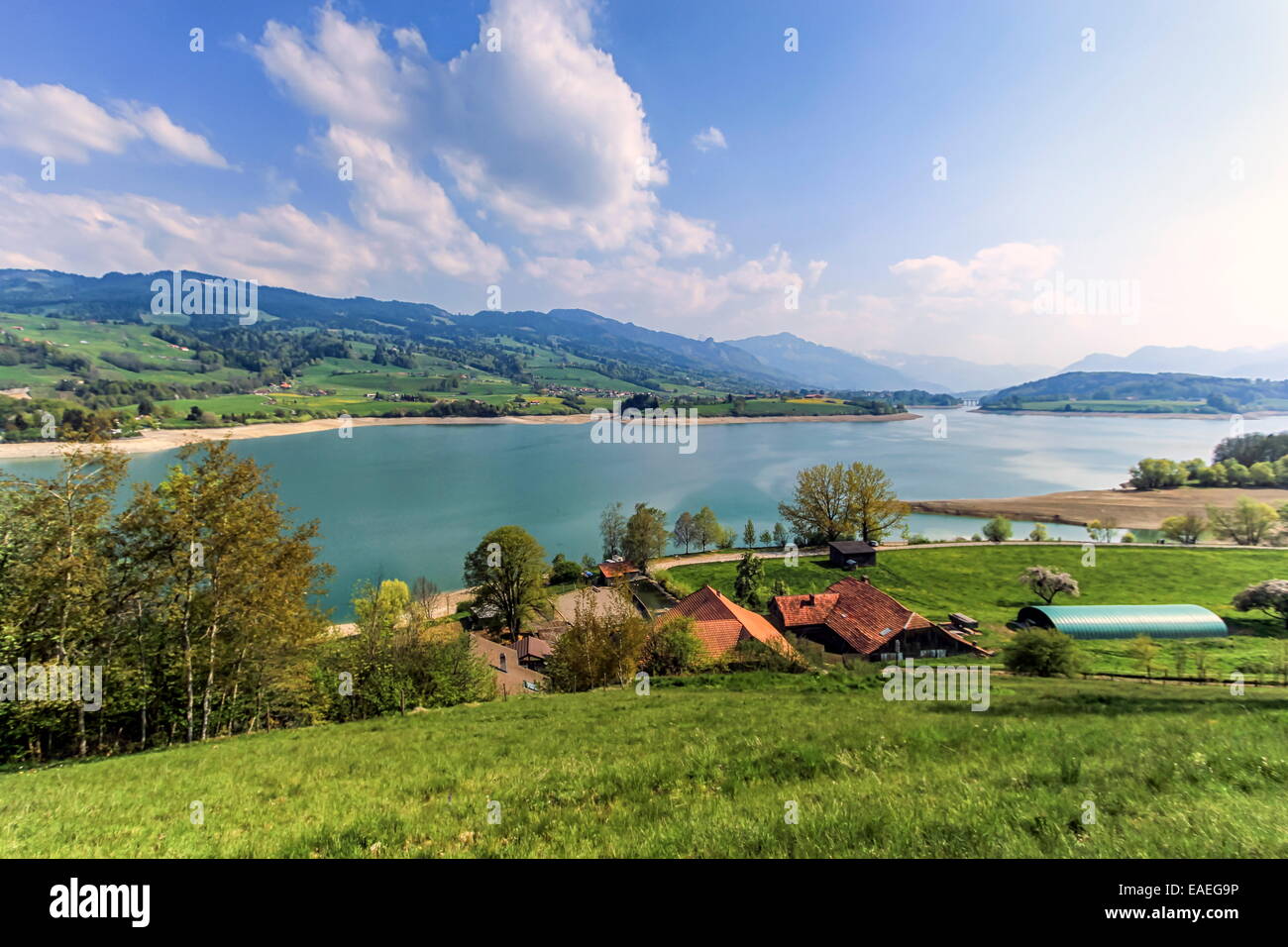Vue sur le lac de Gruyère par journée d'été, Suisse Banque D'Images