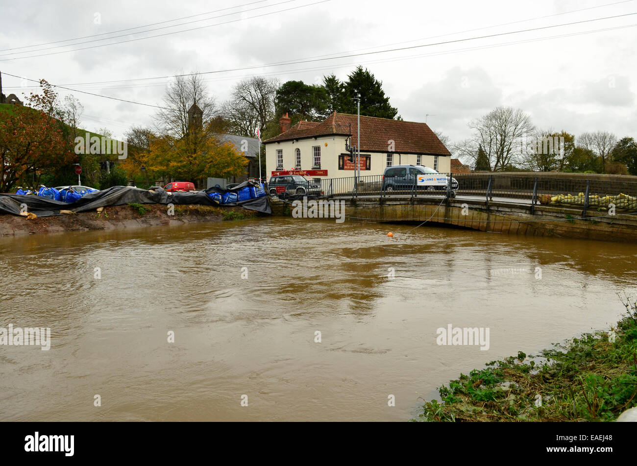 Burrowbridge, UK. 13 novembre, 2014. Météo France : inondations avec de très hauts niveaux d'eau passant sous le pont de la route principale. Crédit : Robert Timoney/Alamy Live News Banque D'Images