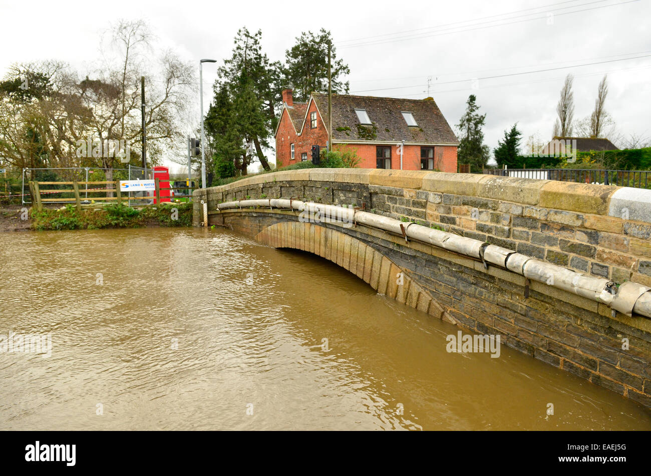 Burrowbridge, UK. 13 novembre, 2014. Météo France : inondations avec de très hauts niveaux d'eau passant sous le pont de la route principale. Crédit : Robert Timoney/Alamy Live News Banque D'Images