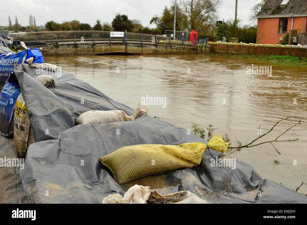 Burrowbridge, UK. 13 novembre, 2014. Météo France : inondations avec de très hauts niveaux d'eau passant sous le pont de la route principale. Crédit : Robert Timoney/Alamy Live News Banque D'Images