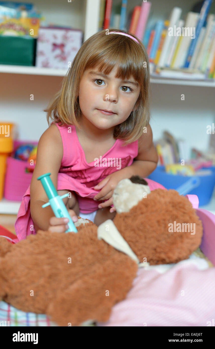 Girl playing doctor avec nounours. Photo : Frank May Banque D'Images