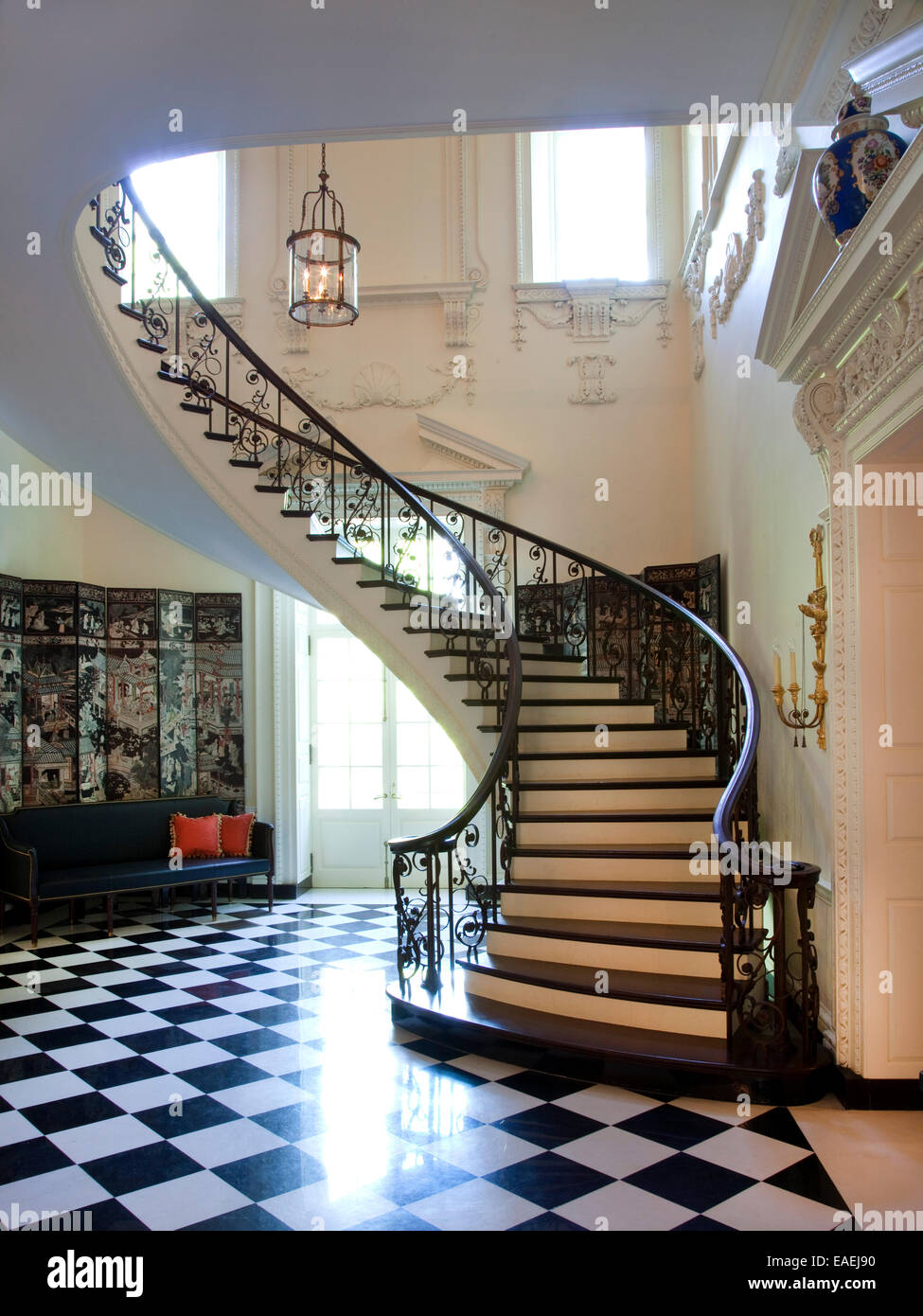 En cas d'escalier d'enroulement intérieur hall de Swan House. Banque D'Images