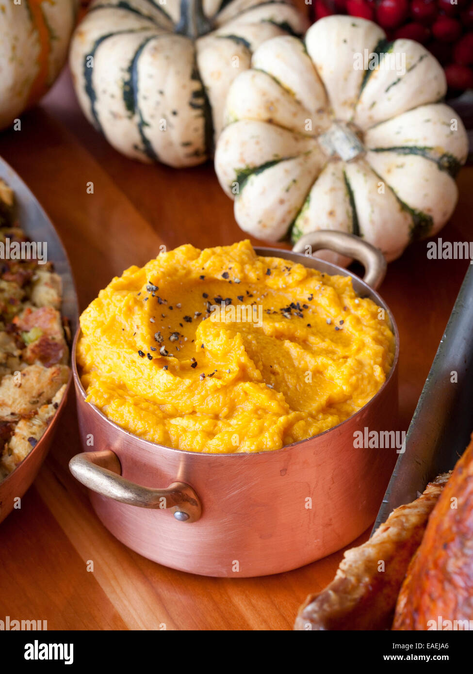 11-7-2013, New York, NY Le Chef Tom Colicchio prépare un repas de Thanksgiving, y compris des patates douces, à son restuarant Kraft. Banque D'Images