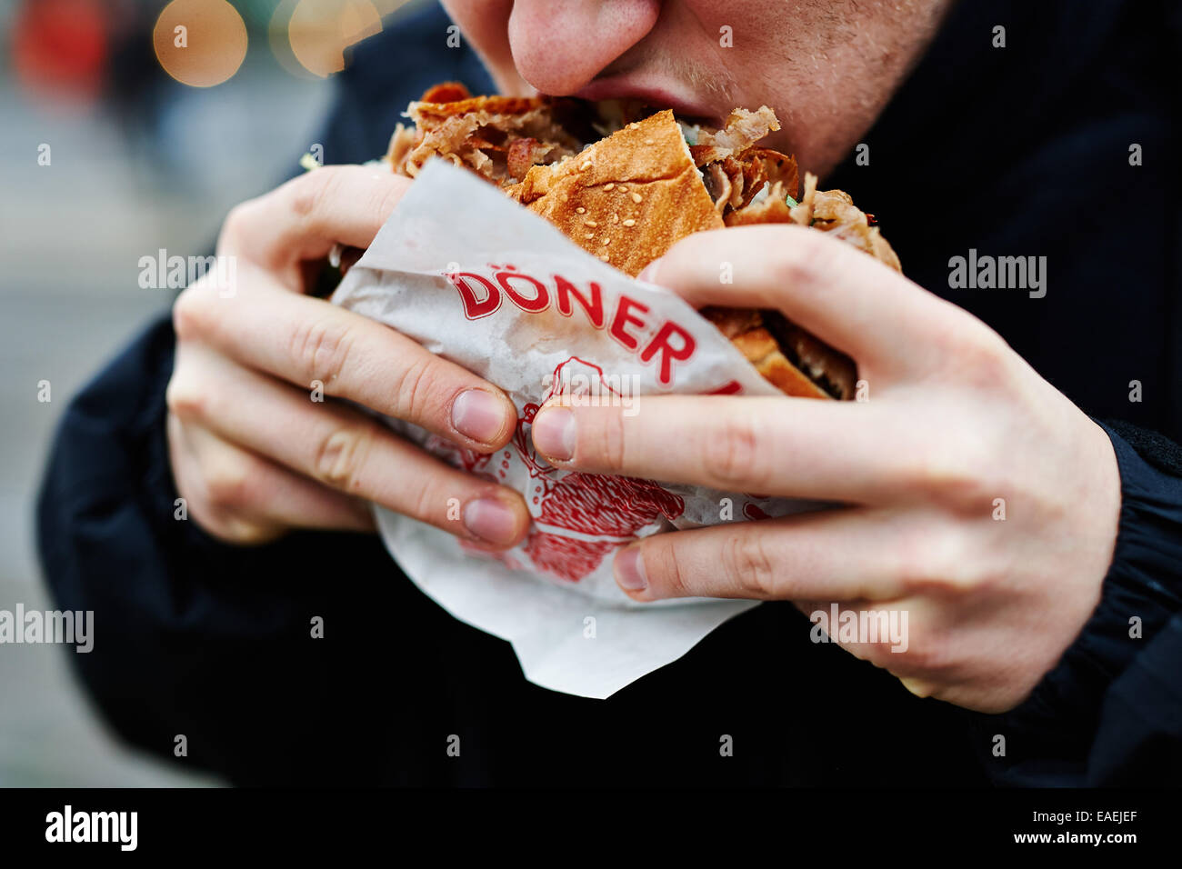 Un homme mange un döner kebab Photo Stock Alamy