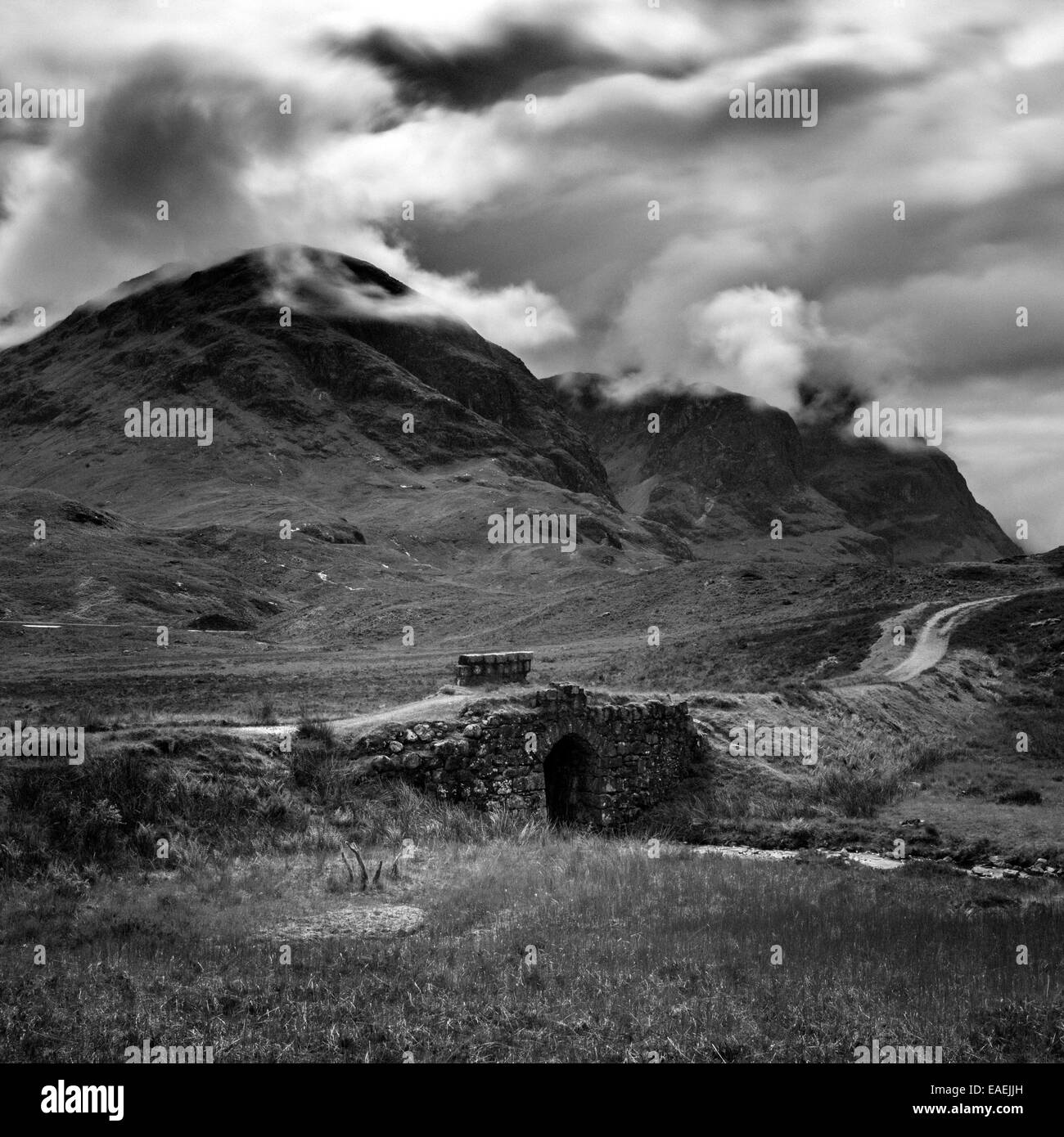 Route abandonnés et ruinés bridge contre les montagnes en toile de fond Banque D'Images
