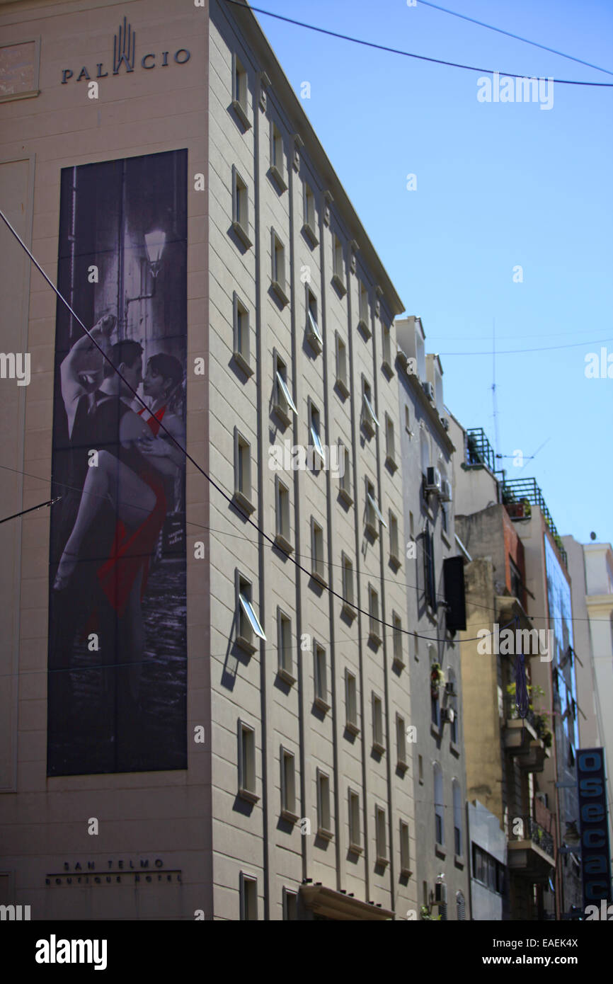 Un géant sur l'édifice de l'affiche de tango de l'argentine de Buenos Aires.. Banque D'Images
