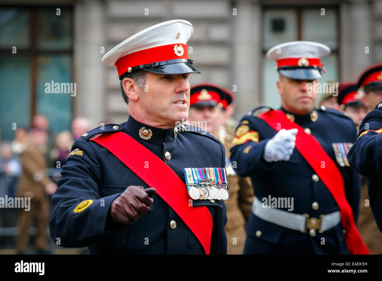 Marines sur le défilé en uniforme, Glasgow, Écosse, Royaume-Uni Banque D'Images