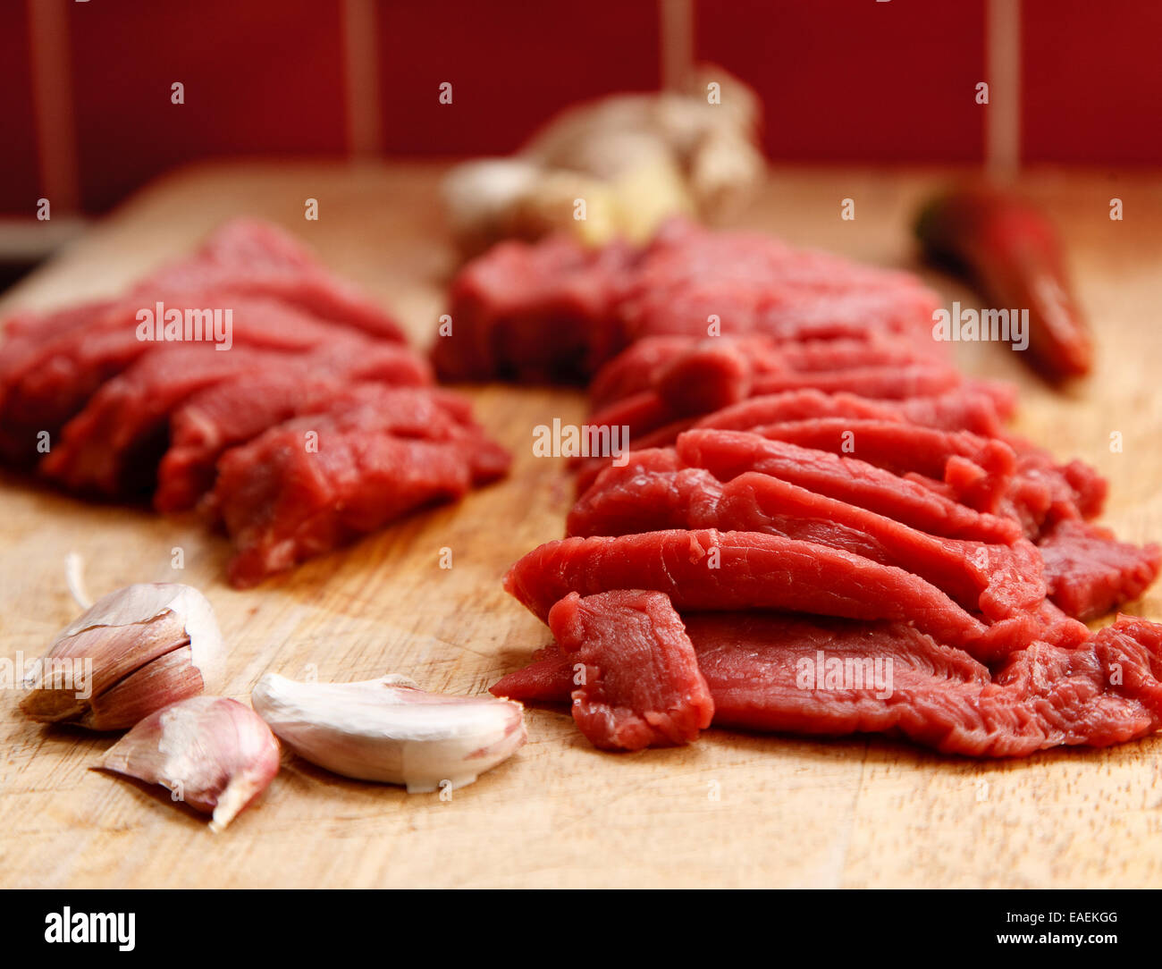 Bandes de rouge rose pavé de rumsteak de boeuf à l'ail, le piment et le gingembre, differential focus Banque D'Images