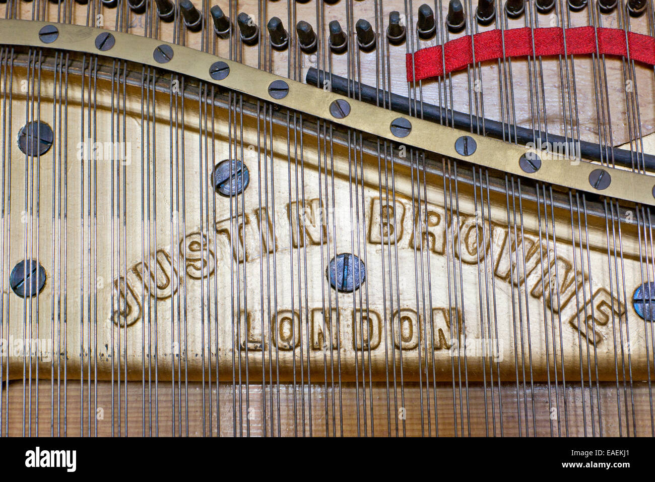 Carte-son d'un fin du dix-neuvième siècle Justin Browne upright piano fer Banque D'Images