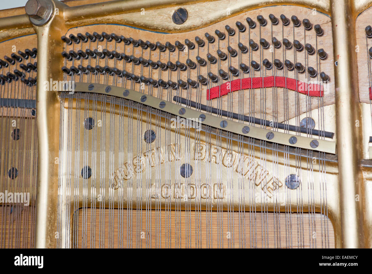 Carte-son d'un fin du dix-neuvième siècle Justin Browne upright piano fer Banque D'Images