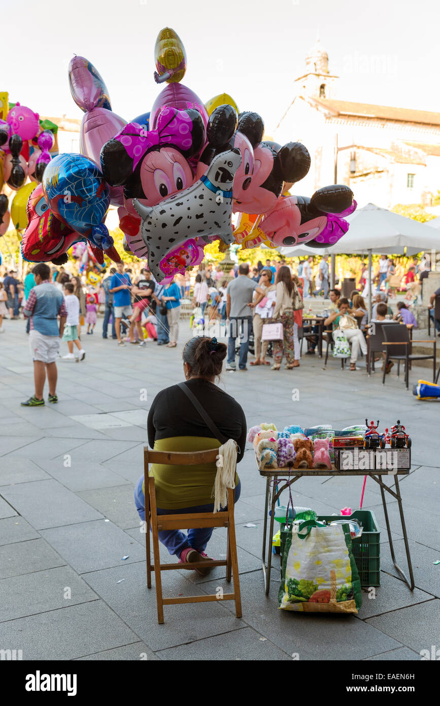 PONTEVEDRA, ESPAGNE - 5 septembre 2014 : Balloon colporteur dans un carré paniers au cours de la 'Feira Franca' un festival annuel Banque D'Images