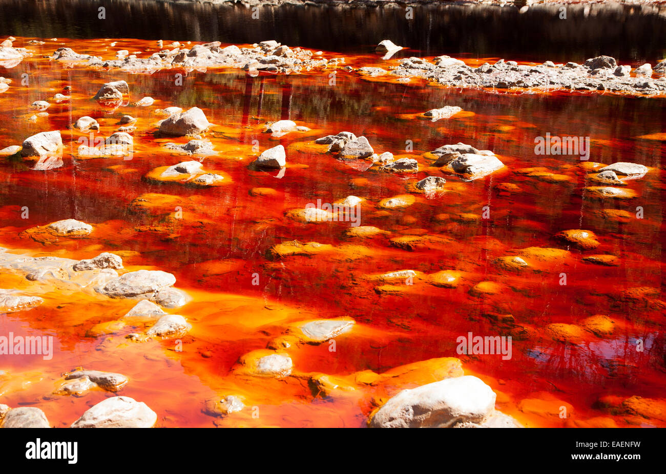 Rouge sang de l'eau chargée de minéraux dans le fleuve Rio Tinto dans la région minière de Minas de Riotinto, province de Huelva, Espagne Banque D'Images