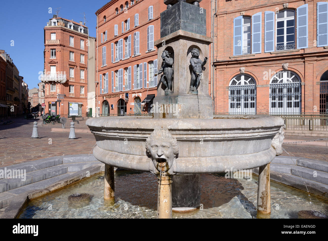 Fontaine de la rue en place Etienne ou Town Square et de l'architecture en brique rouge Toulouse France Banque D'Images