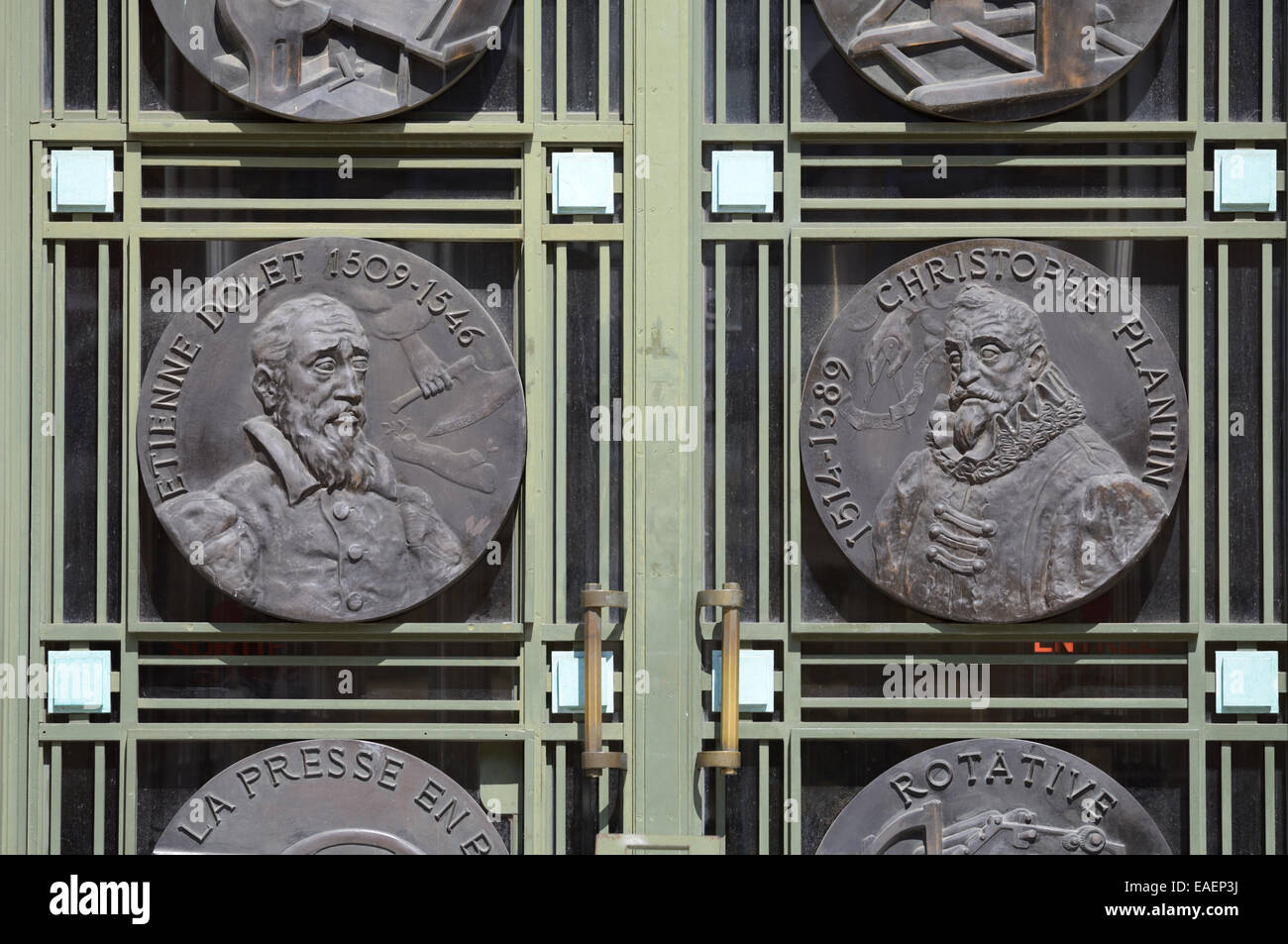 Portraits d'imprimantes Etienne Dolet français (1509-1546) & Christophe Plantin (c1520-1589) 30s ferronnerie Art Déco porte sur la Bibliothèque municipale de Toulouse Banque D'Images