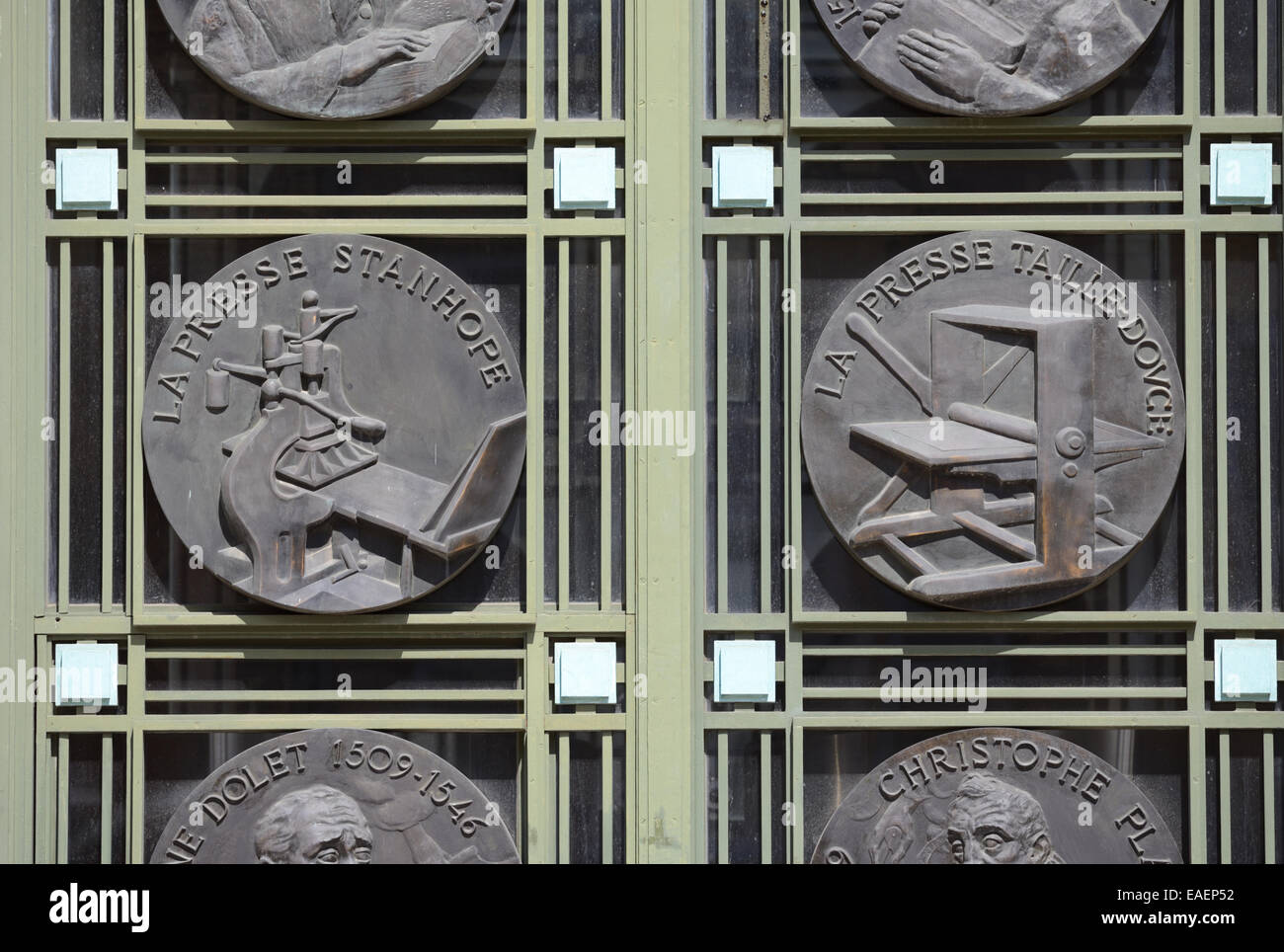 Médaillons de Presses Stanhope & Presse Presse en taille-douce sur porte métallique Art Déco des années 1930 de la Bibliothèque Municipale Toulouse France Banque D'Images