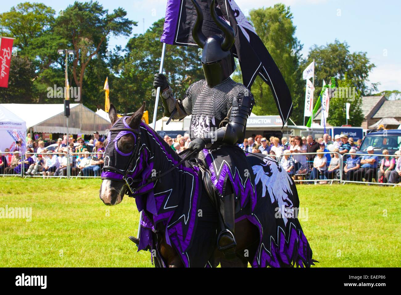 Black Knight des Chevaliers des damnés. Affichage de joutes Skelton Show, Cumbria, Angleterre, Royaume-Uni. Banque D'Images