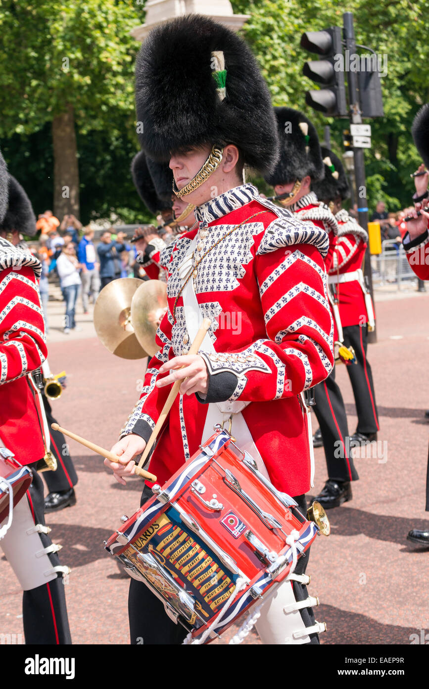 Londres, Royaume-Uni, le 5 juin 2014 : gardes britannique le mars Mall à Londres - à l'extérieur de Buckingham Palace. Banque D'Images