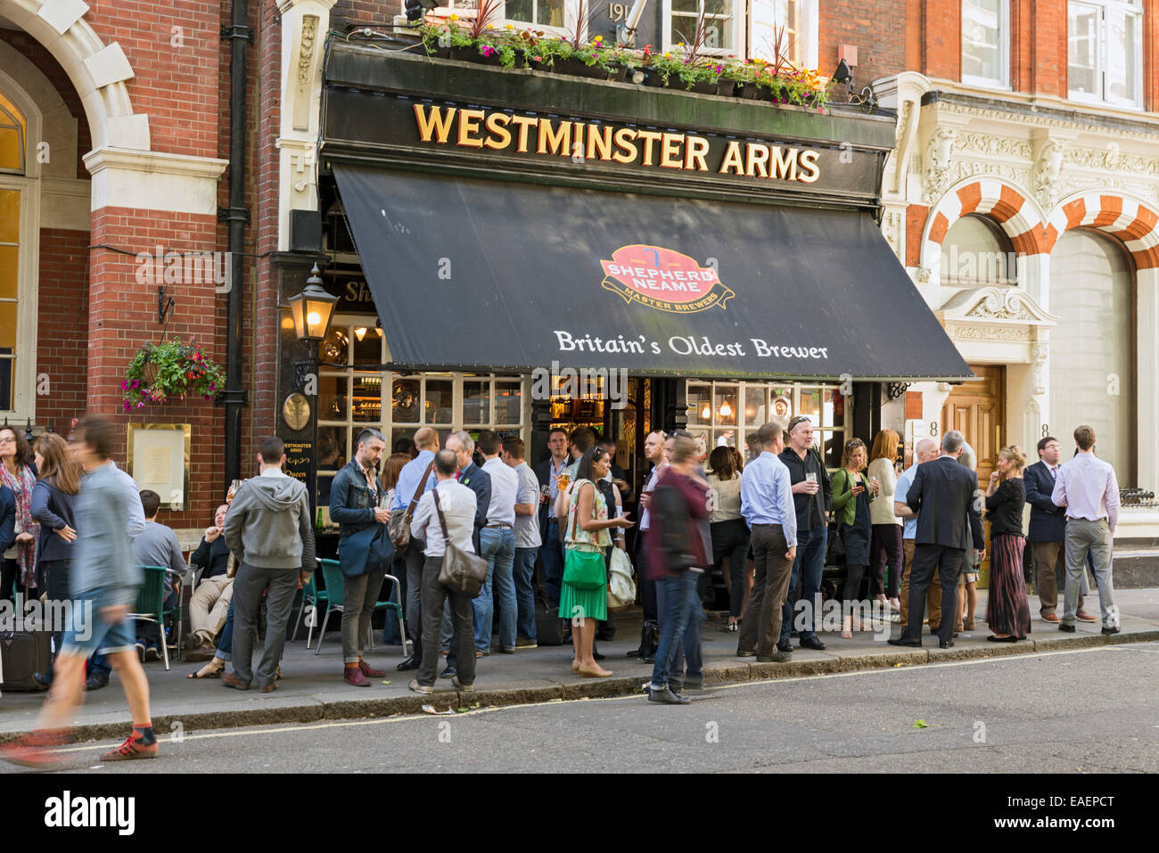 Londres, Royaume-Uni, le 6 juin 2014 : Les clients en dehors de 'Westminster Arms' un pub populaire près de maisons du Parlement, Londres Banque D'Images