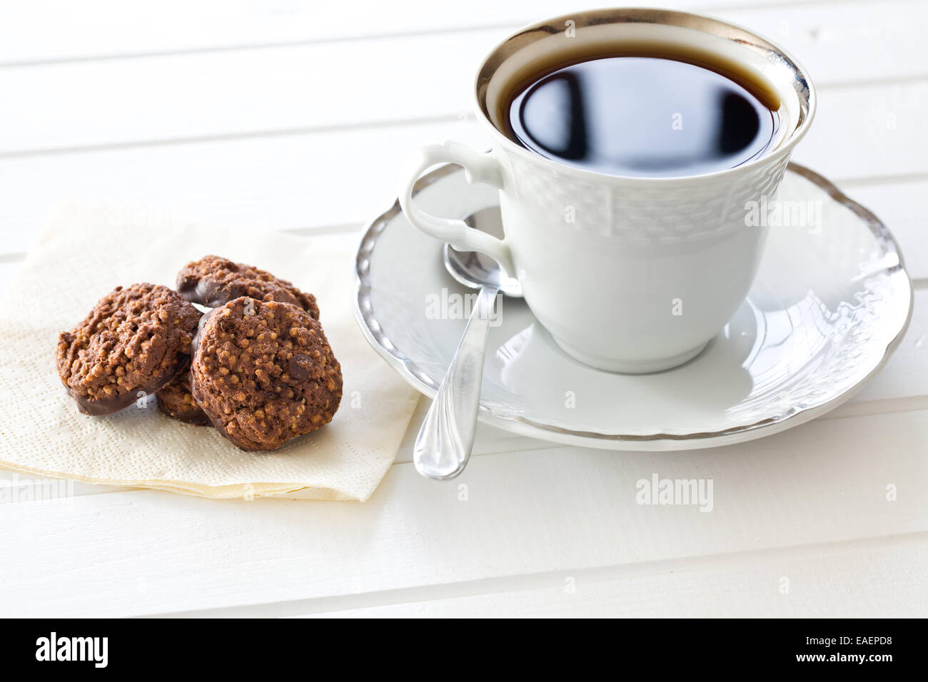 Cookies au chocolat et café dans mug Banque D'Images