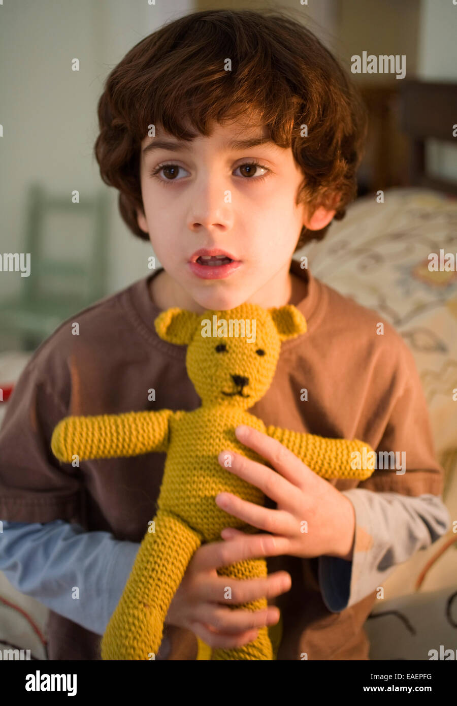 Young boy holding teddy bear Banque D'Images