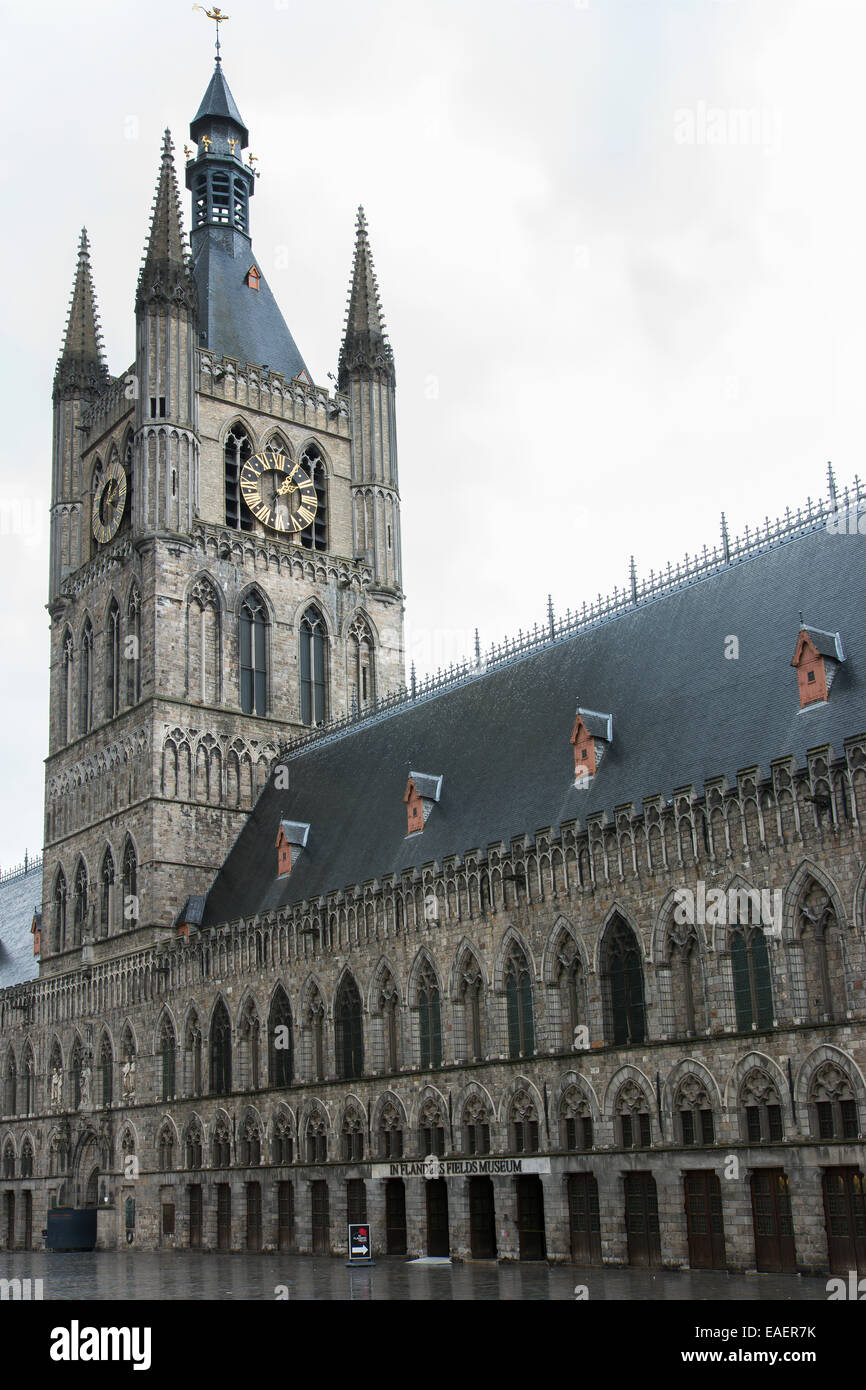 Beffroi d'Ypres avec Flanders Fields Museum. Banque D'Images