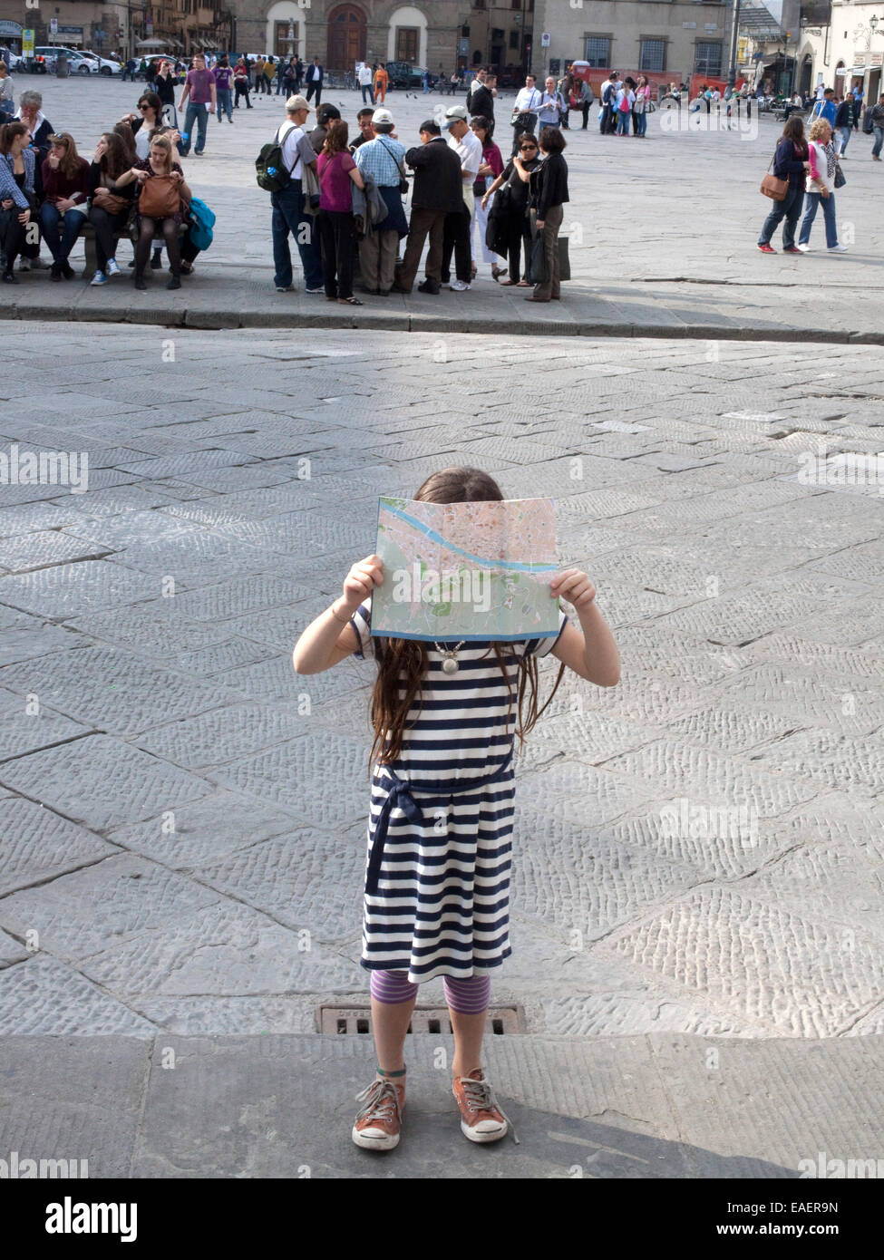 Les jeunes avec la carte touristique à Florence, Italie Banque D'Images