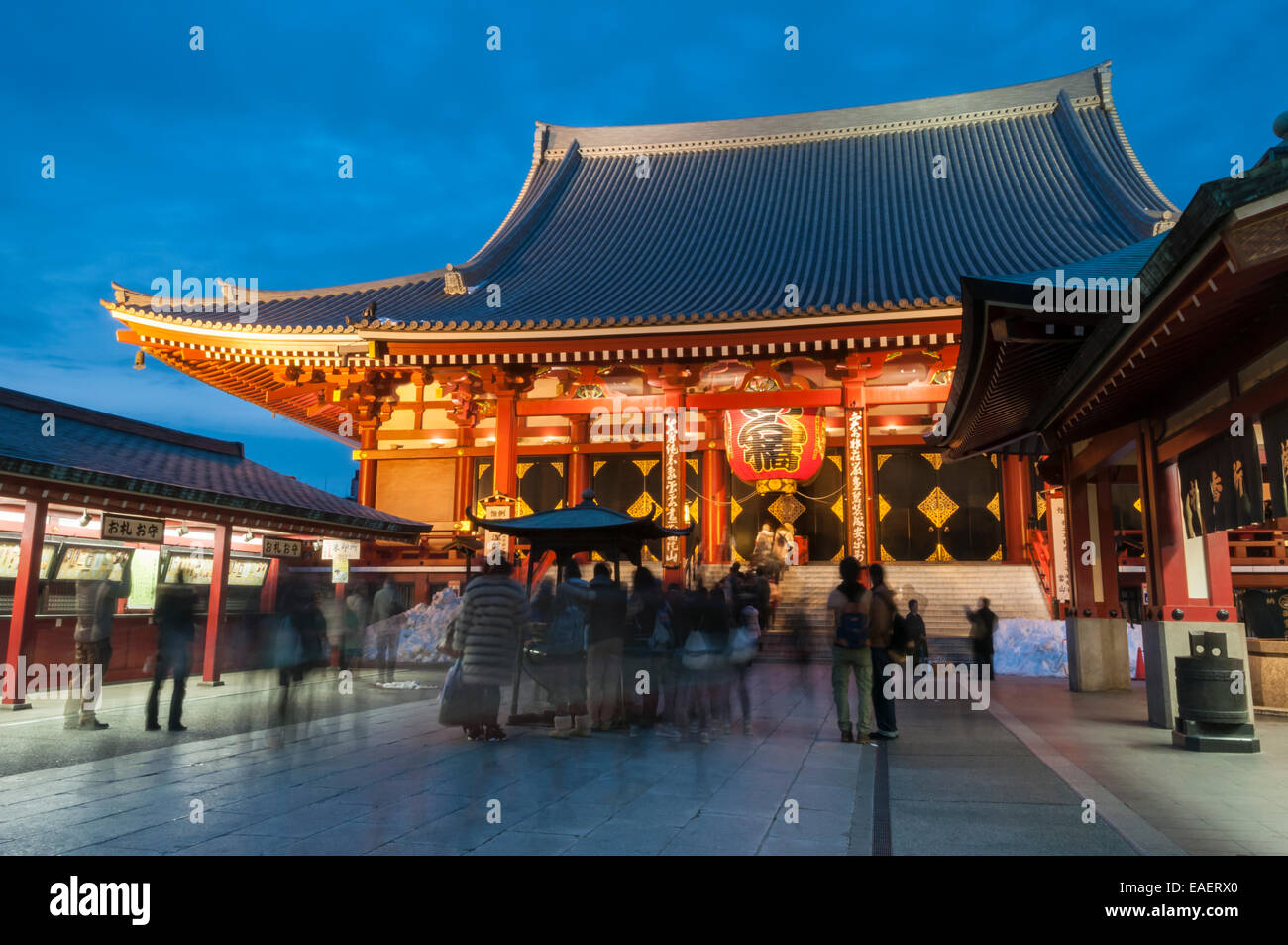 Senso-ji, temple bouddhiste, Hondō, hall principal de nuit, Asakusa, Tokyo, Japon Banque D'Images