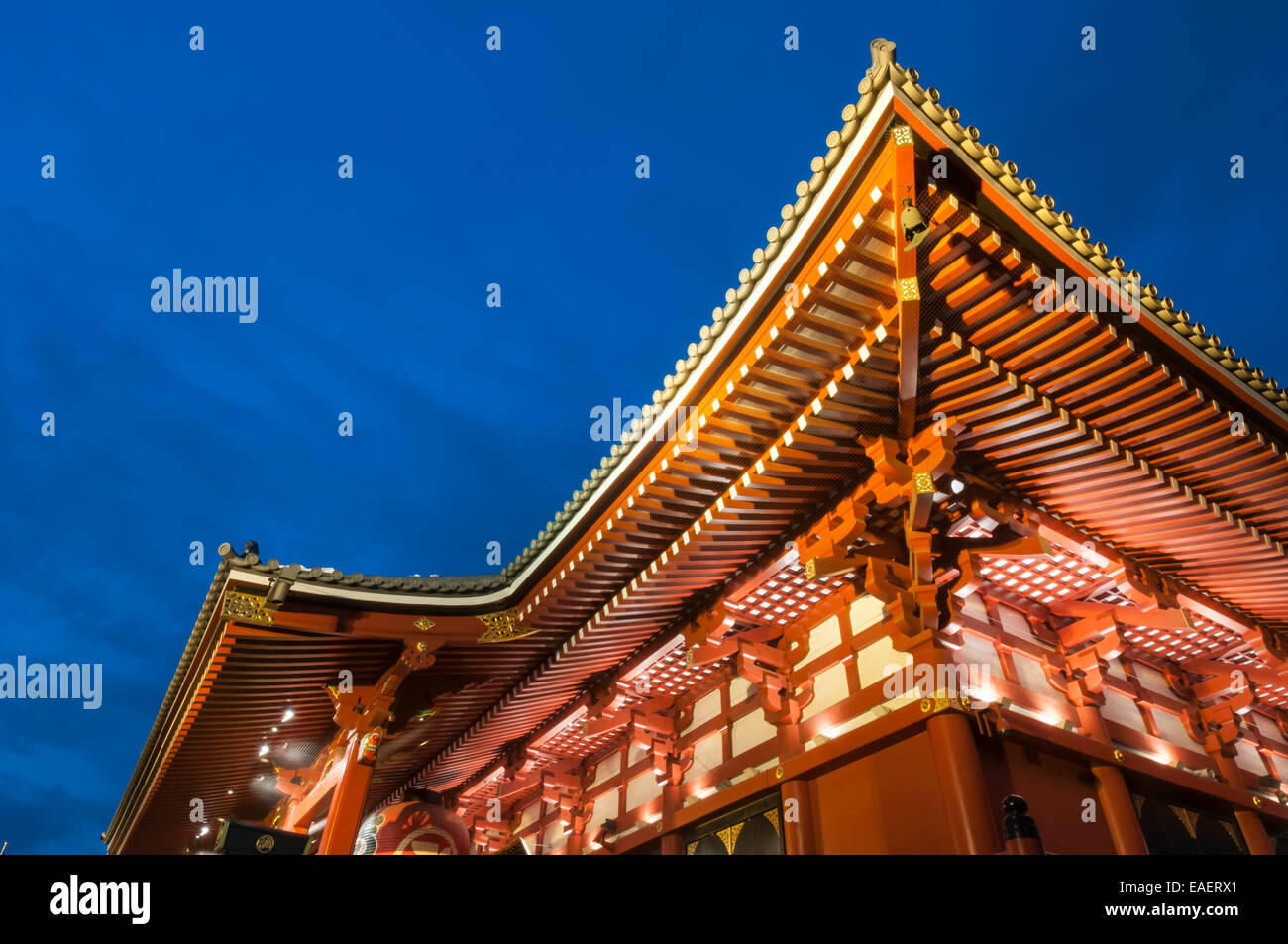 Senso-ji, temple bouddhiste, détail d'Hondō, la principale salle de la nuit, Asakusa, Tokyo, Japon Banque D'Images