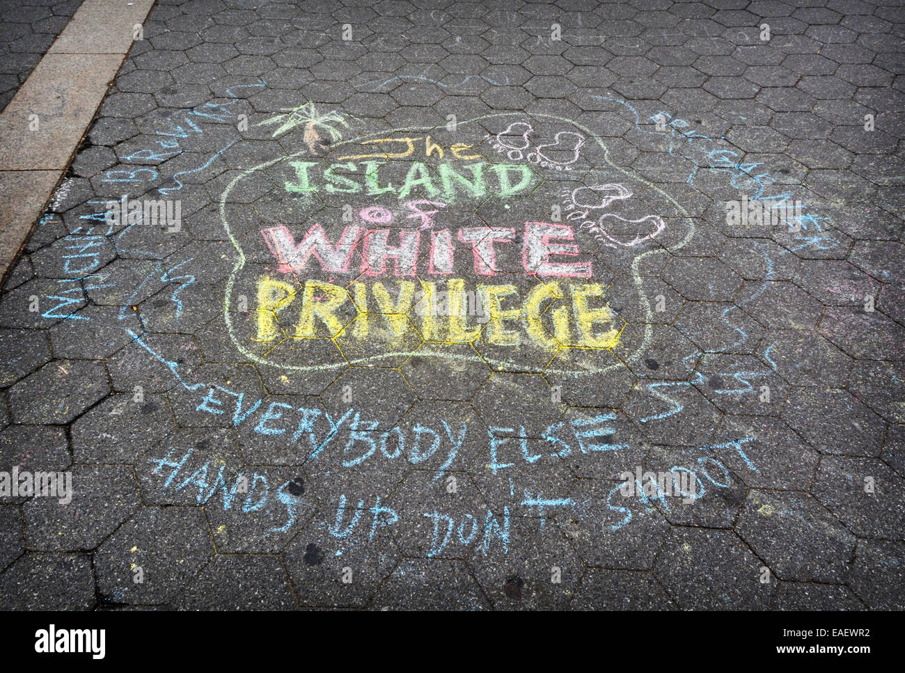 Un dessin à la craie de Union Square Park dans la satire de NYC & protestant contre la fracture raciale en Amérique et le Michael Brown le tir. Banque D'Images