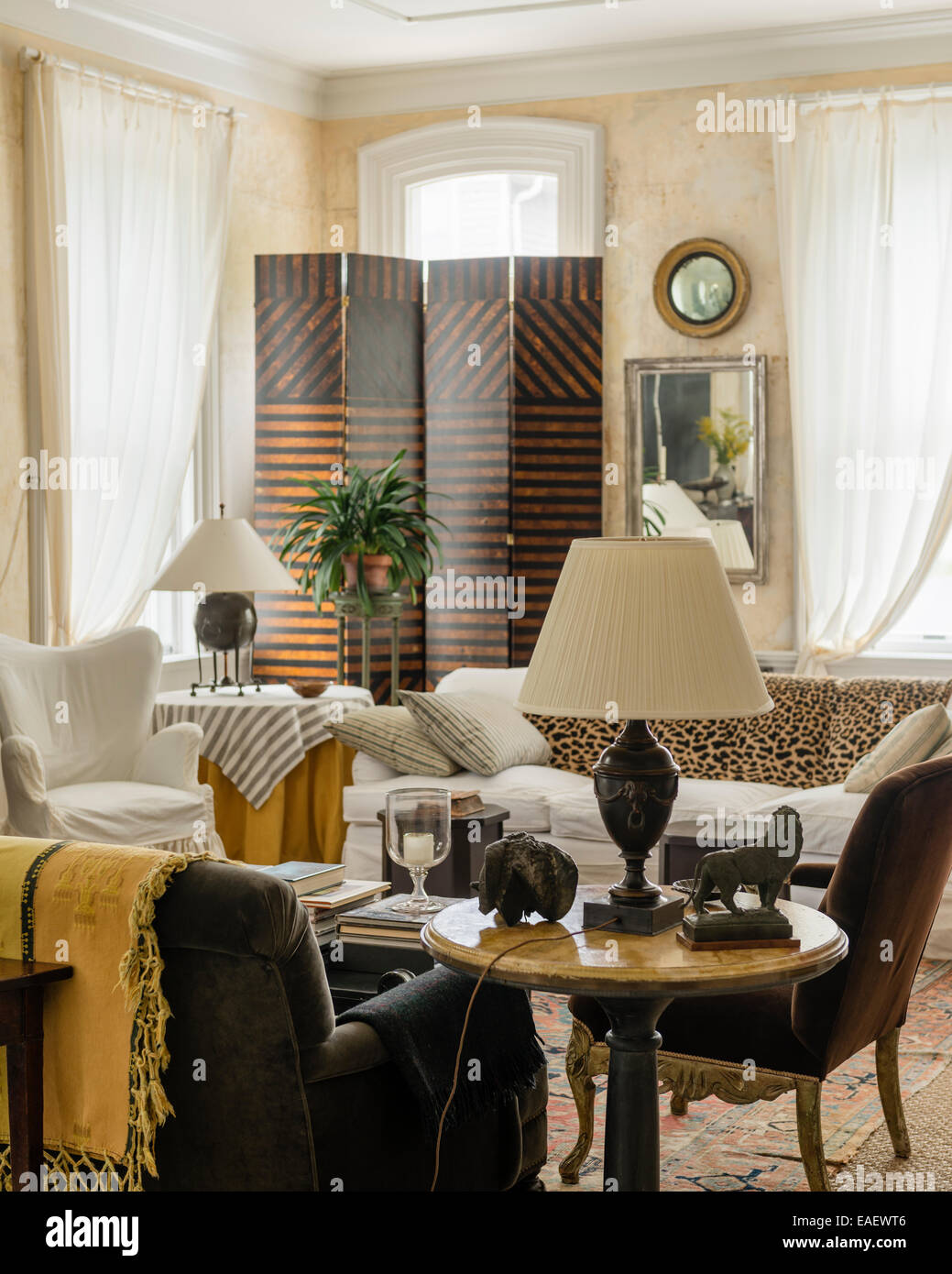 Rideaux de mousseline blanche dans la salle de séjour avec écran à 4 segments par Frank Faulkner et lampes de table Banque D'Images