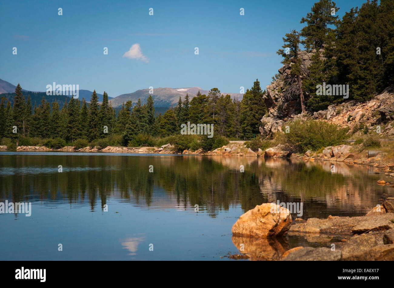 Une journée ensoleillée dans les Rockies du Colorado avec ciel bleu et un nuage reflétant sur Echo Lake Banque D'Images