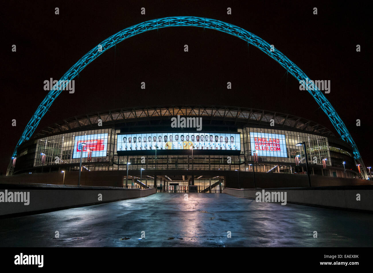 Londres, Royaume-Uni, 13 novembre 2014. Ténèbres arrive à Wembley Stadium, domicile de l'équipe anglaise de football, le jour avant le championnat d'Europe de l'Angleterre contre la Slovénie qualificatif. Une enquête de la Coupe du monde efface le Qatar mais critique l'English Football Association qui ont été accusés de bafouer les règles d'enchère dans sa tentative d'organiser la Coupe du Monde 2018 - mais 2022 héberge le Qatar ont été effacés des allégations de corruption. Crédit : Stephen Chung/Alamy Live News Banque D'Images
