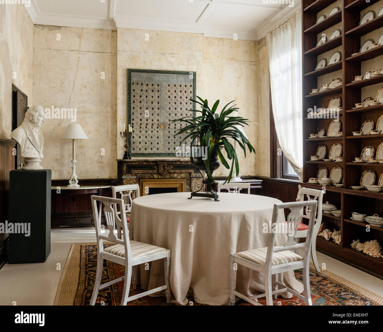 Alfred Meakin English chine à hauteur du plafond des étagères dans salle à manger avec cuisine américaine blanc 19C CHAISES, Frank Faulkner et l'oeuvre Banque D'Images
