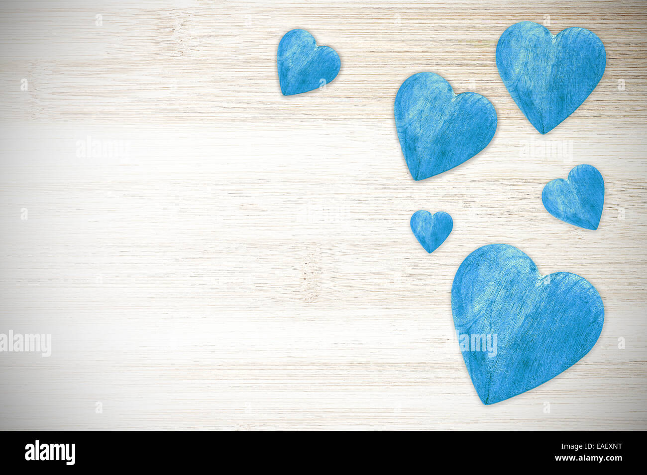 Coeurs en bois sur fond bleu à colombages, l'espace pour le texte. Banque D'Images