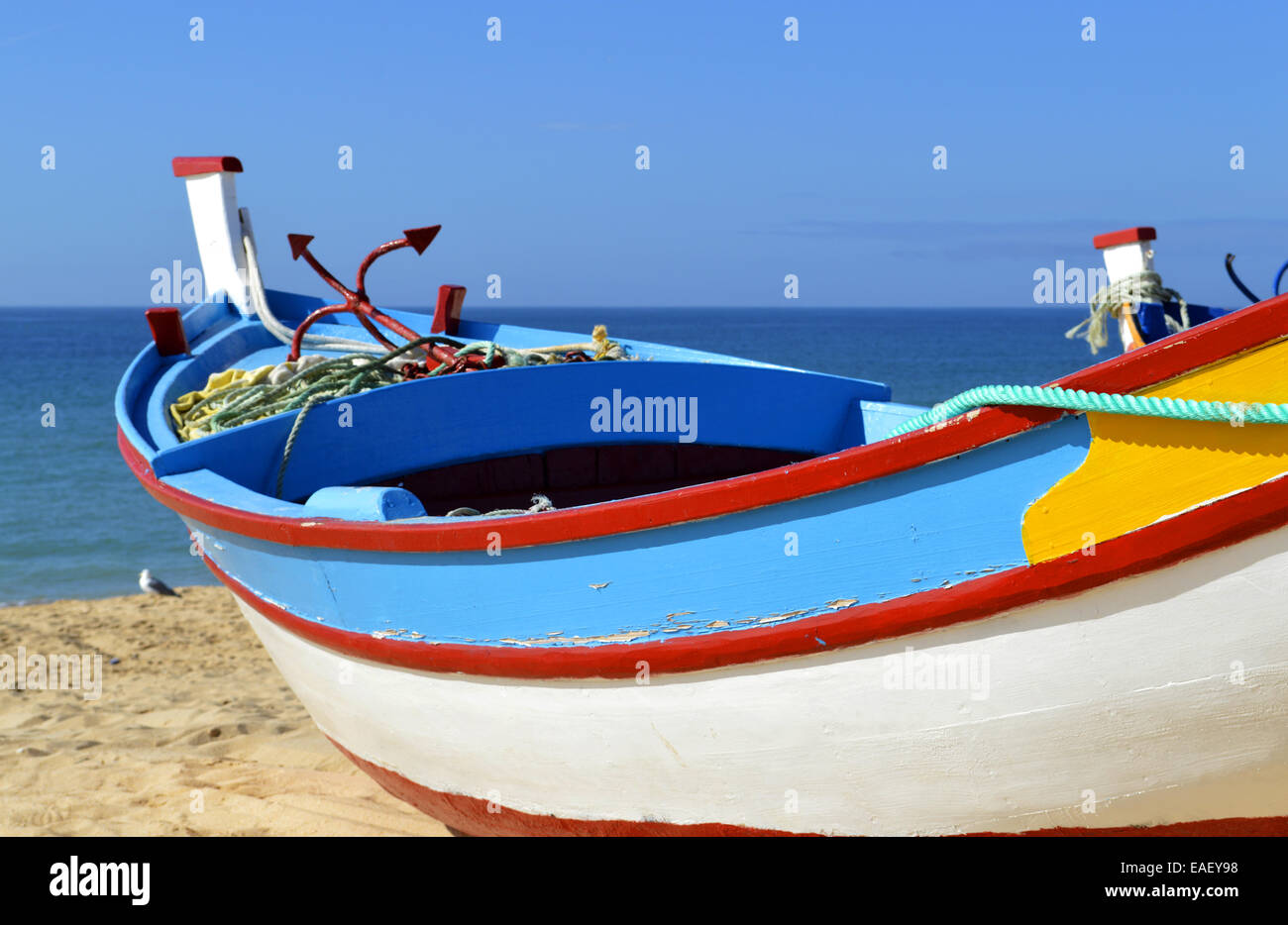 Bateau de pêche colorés sur Fishersmans plage Armacao De Pera Banque D'Images