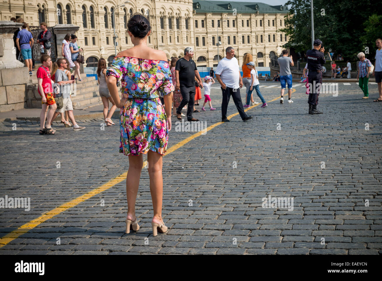 Jeune femme russe qui pose pour photo de la Place Rouge à Moscou. Banque D'Images