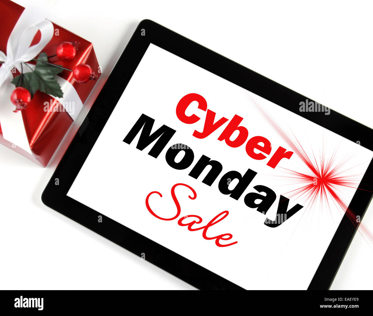 Vente Cyber Monday shopping message sur ordinateur tablette noir sur fond blanc avec des cadeaux de Noël. Banque D'Images