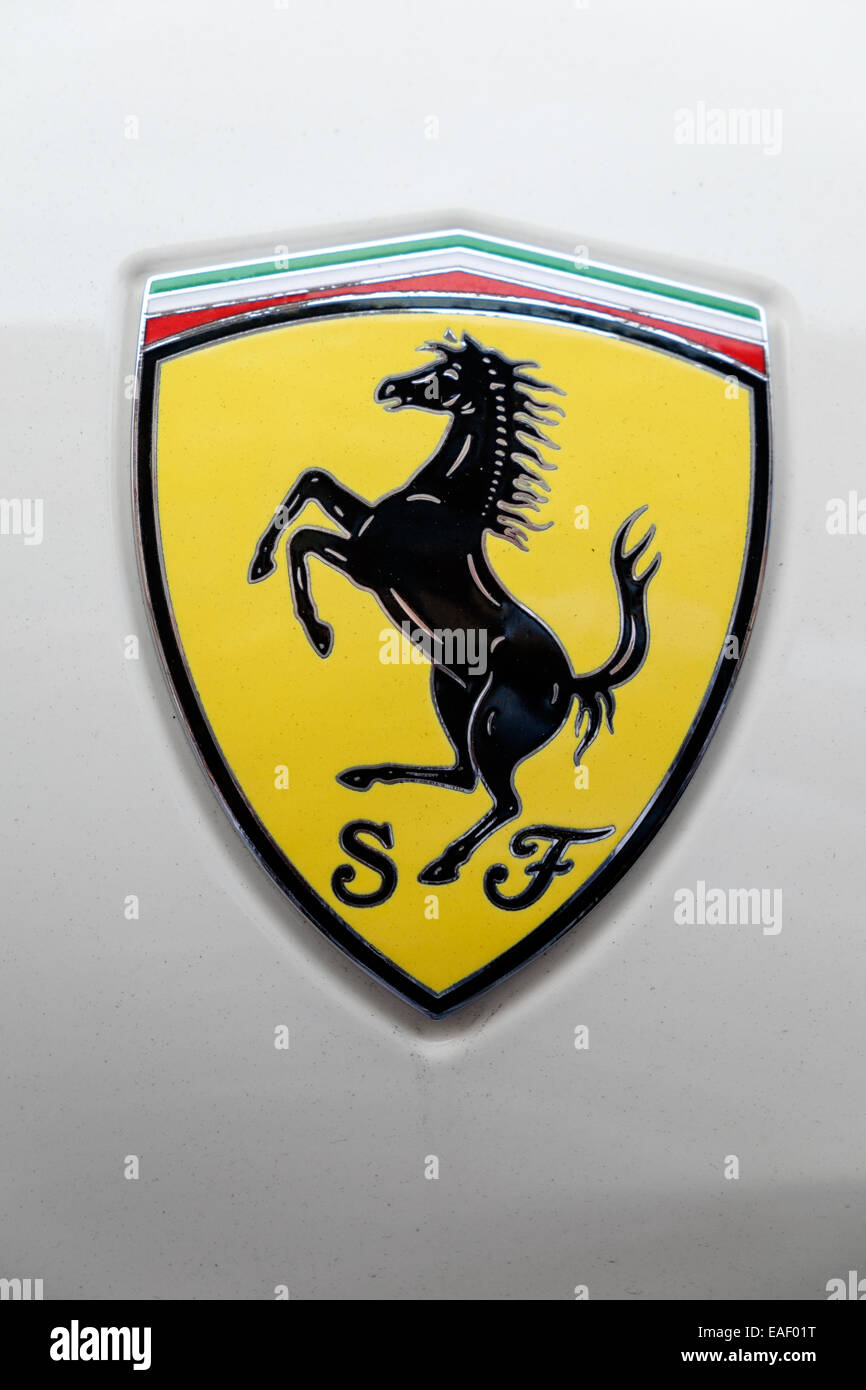 Automobile Ferrari logo blanc bonnet vue rapprochée Banque D'Images