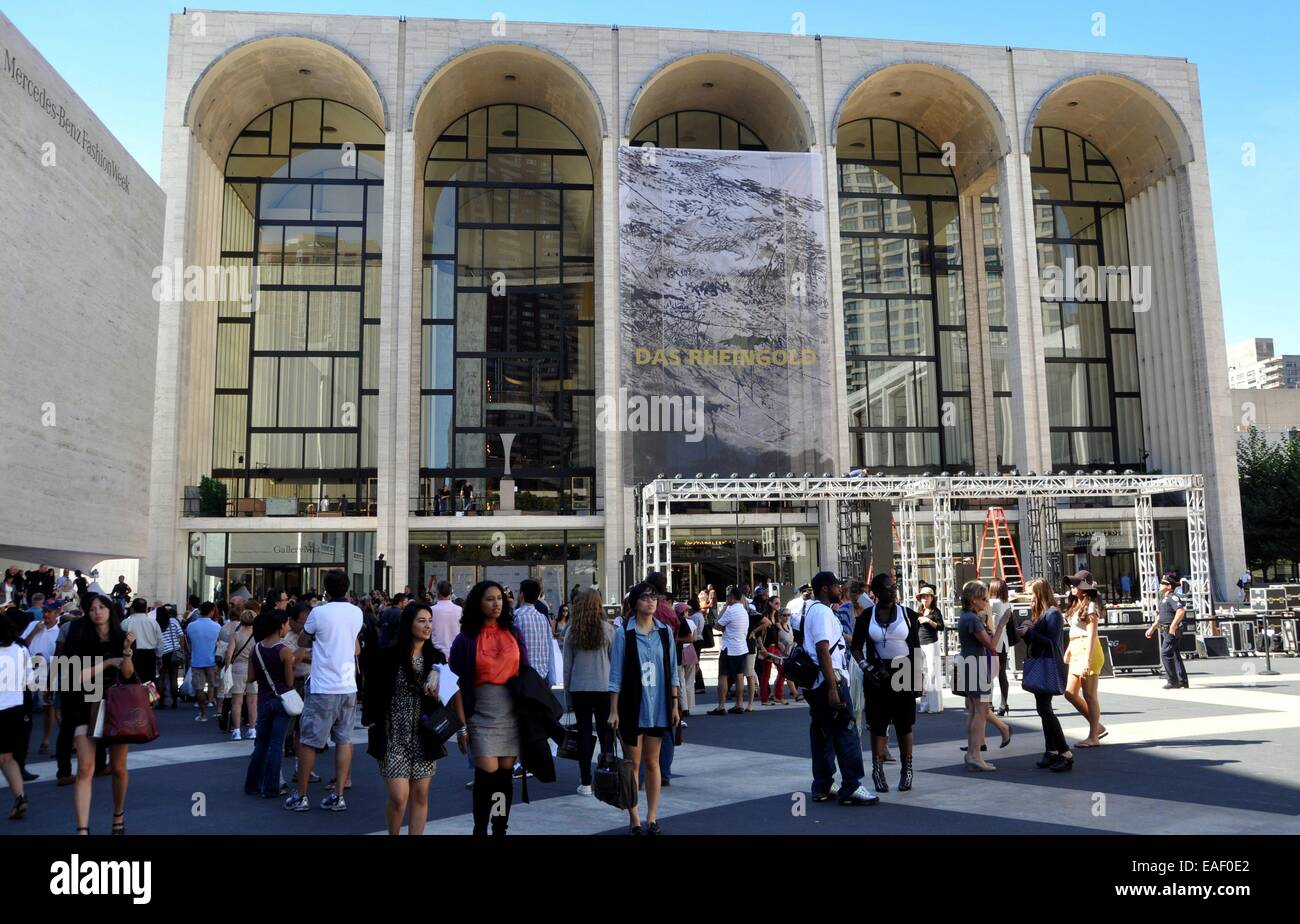 NYC : Metropolitan Opera House et les foules à Josie Robertson Plaza lors de Mercedes Benz Fashion Week au Lincoln Center Banque D'Images